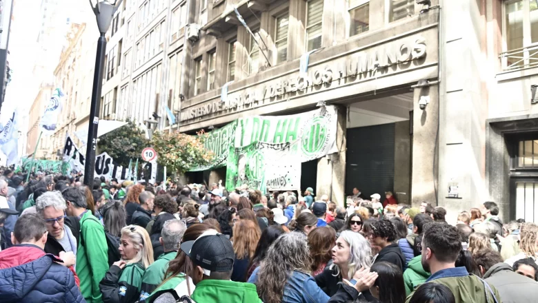 Protesta de ATE contra 2400 despidos y recorte salarial en el Ministerio de Justicia