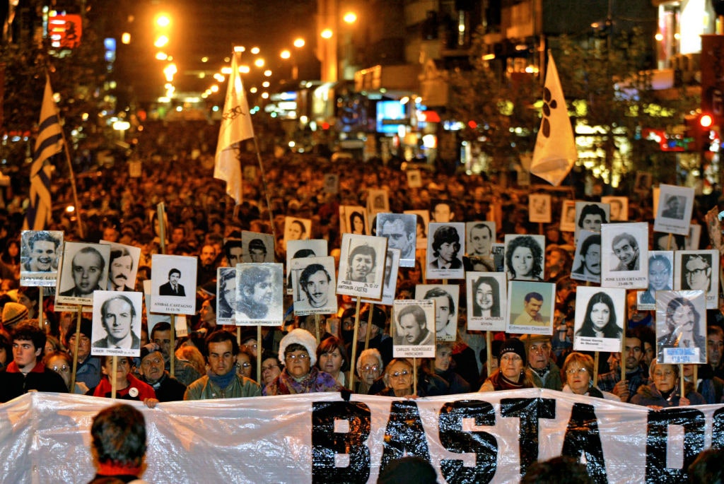 Miles de uruguayos participan en la Marcha del Silencio en memoria de los desaparecidos durante la dictadura militar en...