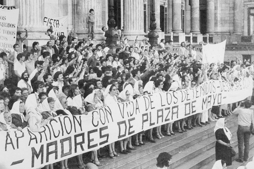 Cientos de mujeres cuyos hijos desaparecieron durante la dictadura argentina en una foto de archivo.