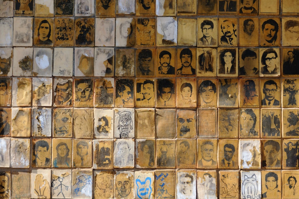 Memorial en Santiago de Chile en honor a los desaparecidos y políticos asesinados durante la dictadura de Augusto Pinochet.