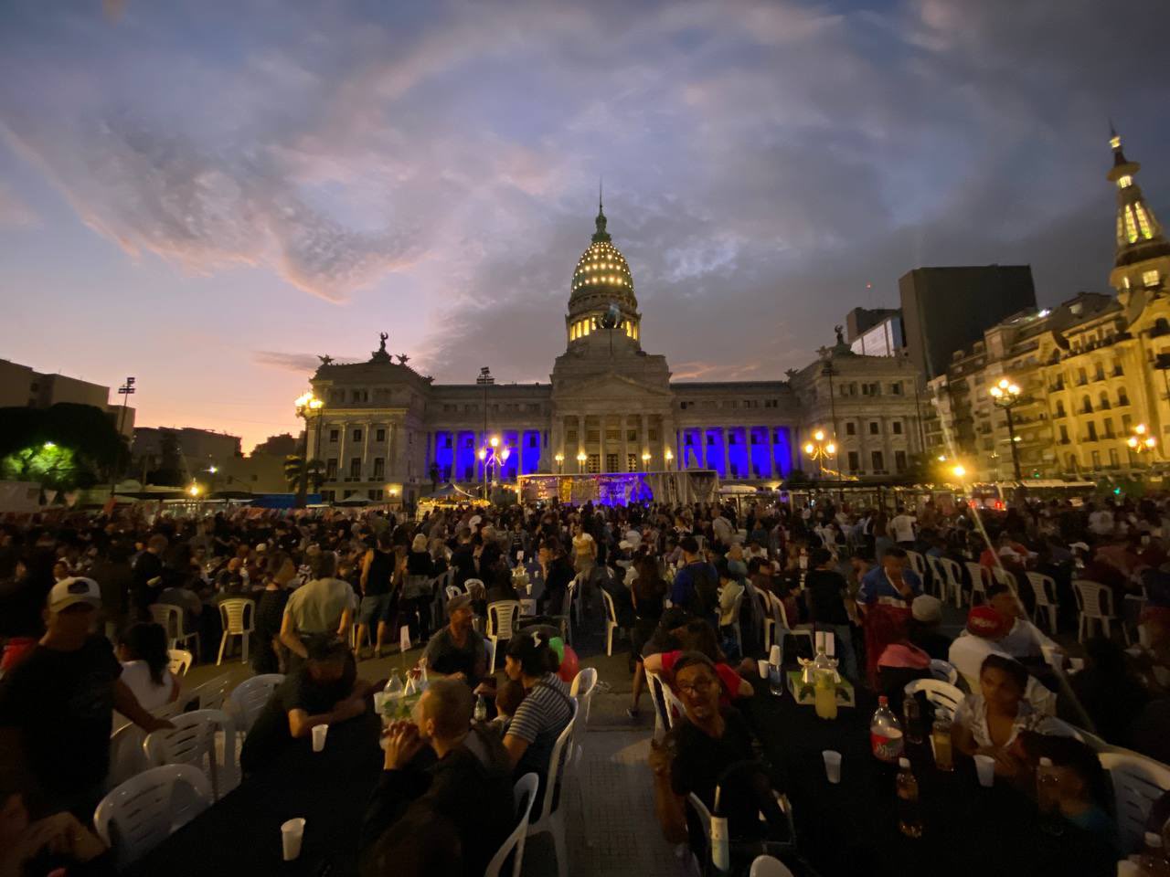 Miles de personas en situación de calle recibieron la navidad frente al Congreso Nacional