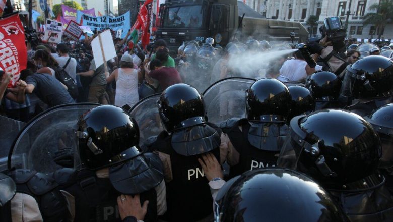 Control policial del espacio público y represión sistemática: el protocolo antipiquete, una política para limitar la protesta