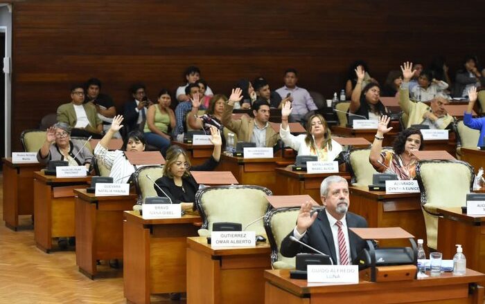 Entrega de firmas por el veto al Seguro Provincial de Salud de Jujuy