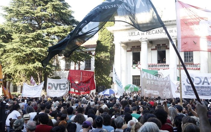 Los sitios de memoria deberán permanecer abiertos y en funcionamiento