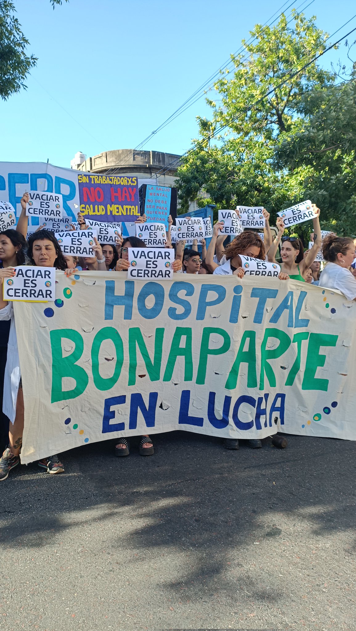 Odio al trabajador: tras el abrazo al Hospital Bonaparte, el gobierno nacional declaró su intervención