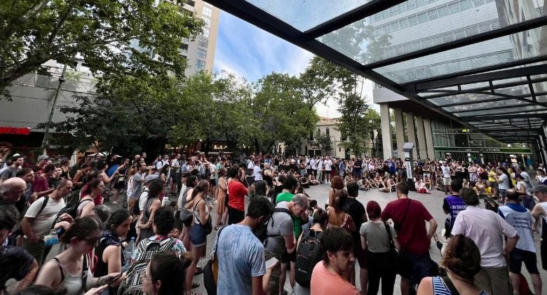 Masiva asamblea frente al Polo Científico en rechazo al desmantelamiento del CONICET