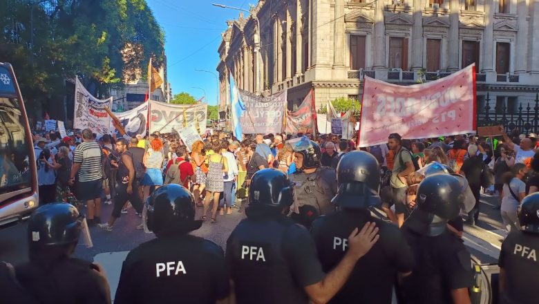 Una vez más: el gobierno de Milei reprimió a jubiladas y jubilados en el Congreso