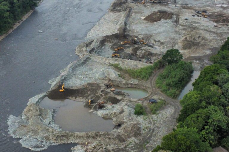 Minería en los ríos de la provincia de Napo. Foto: cortesía José Moreno.