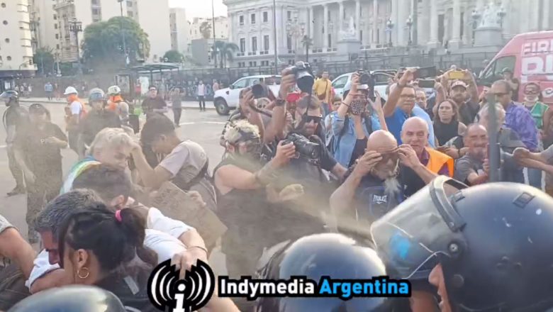 Represión a protesta de jubiladas y jubilados ante el Congreso