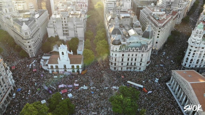 Antifascista y antirracista: Multitudinaria protesta contra discurso de odio del gobierno de Milei