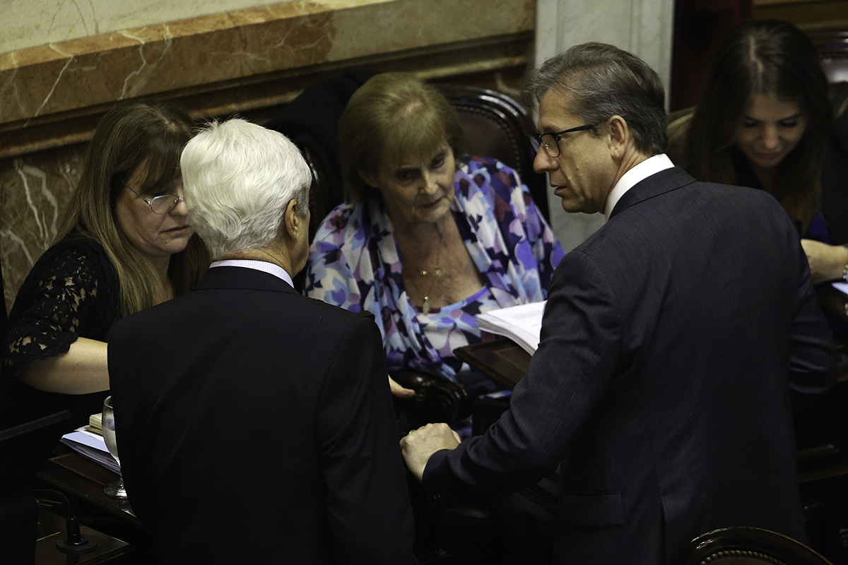 Un voto contra su propio proyecto y un senador que volvió de licencia: cómo se construyó el rechazo a la comisión investigadora en el Congreso