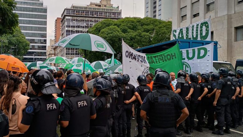 Reprimen a trabajadores despedidos durante el abrazo al Ministerio de Salud