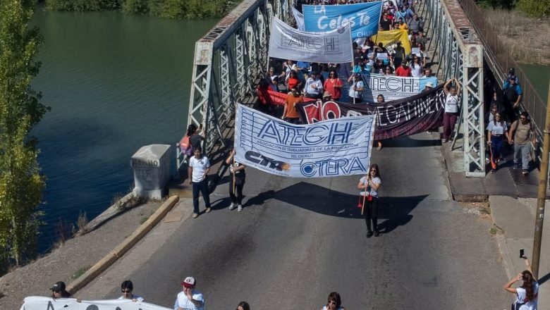 Masiva marcha docente en Chubut contra el ajuste y los bajos salarios