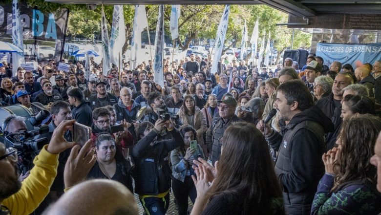 Abrazo a los medios públicos, contra los salarios de pobreza y los negociados del gobierno