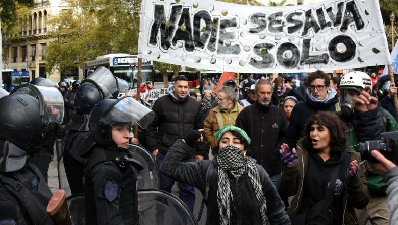 Patricia Bullrich contra el derecho a la protesta: represión en la calle, en la vereda y en la Plaza Congreso
