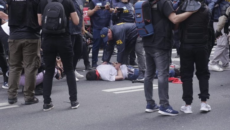 El gobierno reprimió a los jubilados y fueron gaseados y golpeados sacerdotes que fueron a apoyarlos