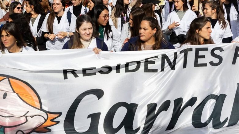 Masiva marcha de médicos y enfermeros del Garrahan por salarios dignos