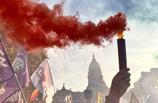 “La resistencia crece”: jubilades, #NiUnaMenos y muchas otras luchas confluyeron ante el Congreso