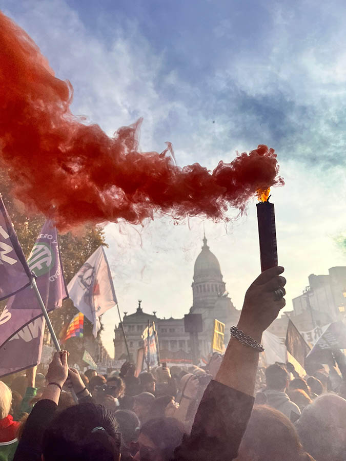 “La resistencia crece”: jubilades, #NiUnaMenos y muchas otras luchas confluyeron ante el Congreso
