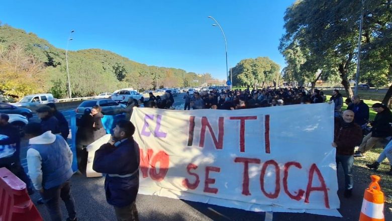 Corte de trabajadores del INTI ante el inminente cierre del organismo: “la población argentina está en riesgo”
