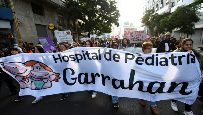 La ronda de jubiladas y jubilados y la marcha del Garrahan confluyeron en Plaza de Mayo