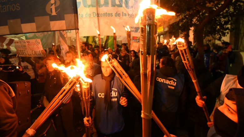 Marcha de antorchas para defender la Universidad pública y reclamar salarios dignos