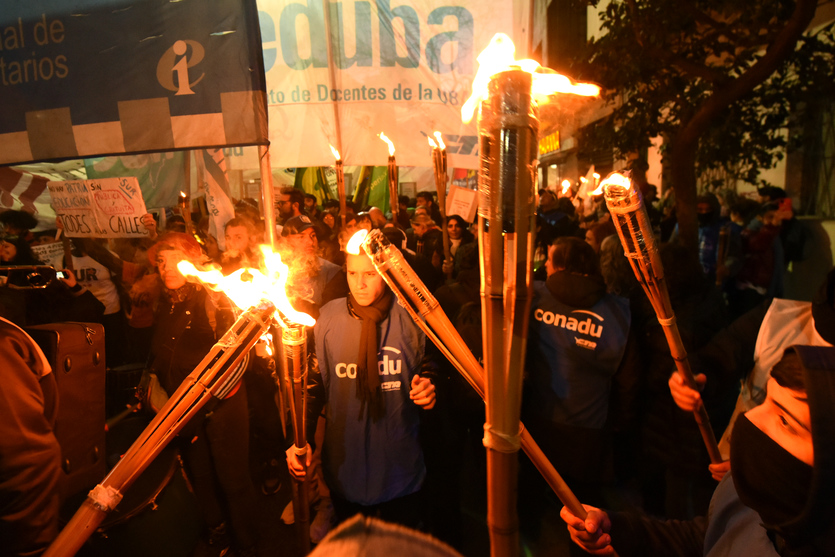 Marcha de antorchas para defender la Universidad pública y reclamar salarios dignos