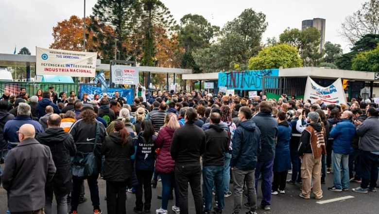 Abrazo y asamblea multisectorial en defensa del INTI