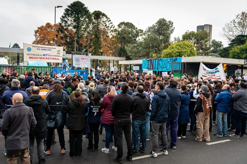 Abrazo y asamblea multisectorial en defensa del INTI