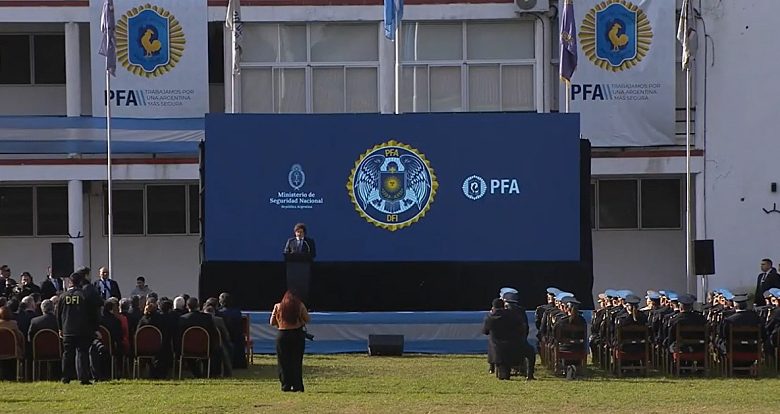 Por decreto, Milei y Bullrich amplían autonomía de la PFA para vigilar redes, requisar, allanar y detener personas sin orden judicial