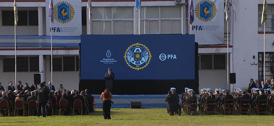 Por decreto, Milei y Bullrich amplían autonomía de la PFA para vigilar redes, requisar, allanar y detener personas sin orden judicial