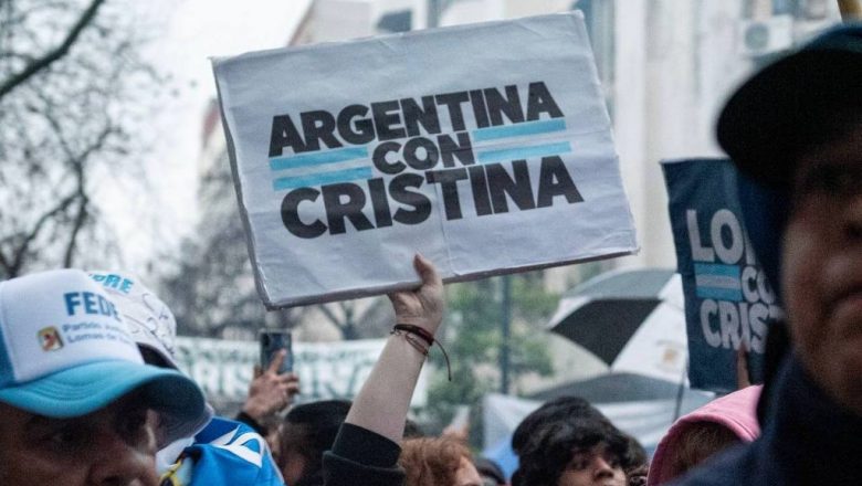La Policía de la Ciudad reprimió la vigilia y montó un show en la casa de Cristina