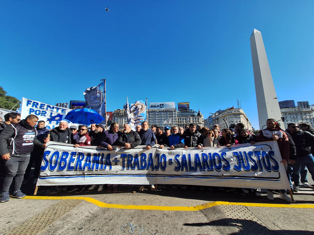 Masiva marcha del nuevo Frente sindical y social a la sede del Ministerio de Sturzenegger