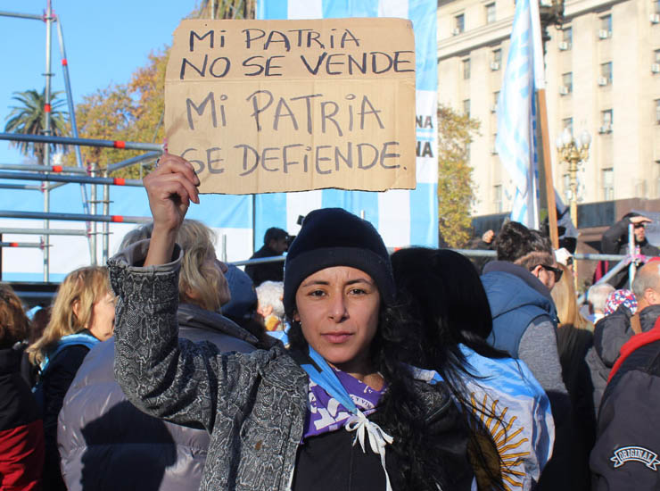Multitudinaria manifestación en rechazo de la proscripción y en defensa de la democracia
