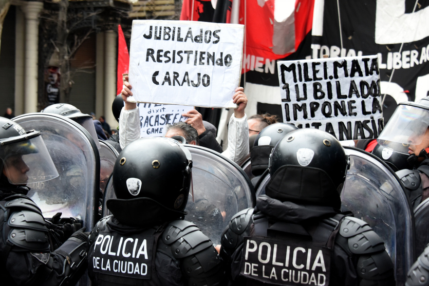 Congreso vallado, palos y gases contra la protesta de jubilados y antirrepresiva