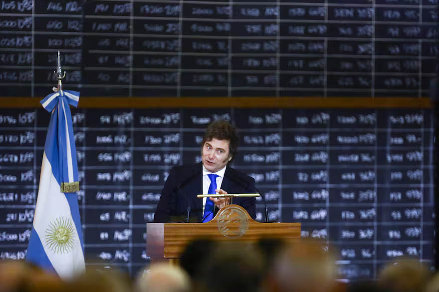 Desregulación, motosierra y vetos: los cruces entre la economía y la política