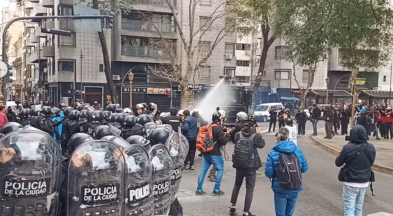 Congreso: ataque represivo a la prensa y derrota legislativa de Milei