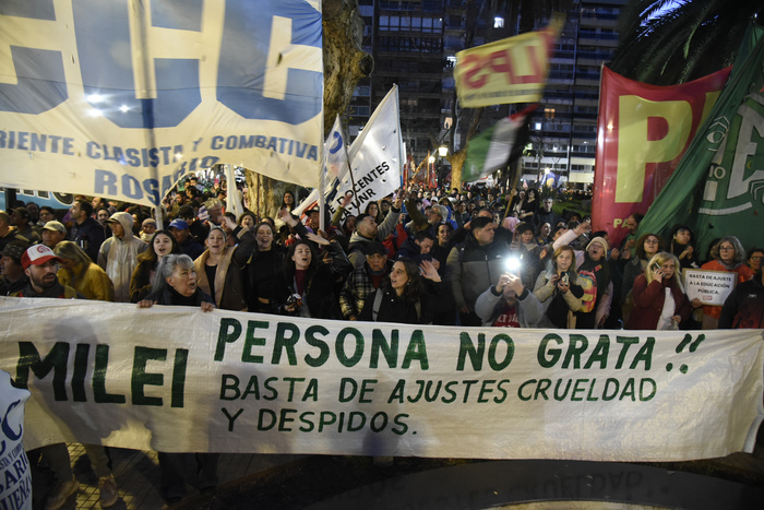 Milei cerró la campaña en Rosario y hubo una importante protesta en su contra