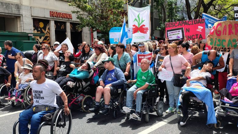 Masiva marcha por la urgente aplicación de la Ley de Emergencia en Discapacidad