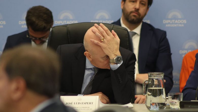 Espert se bajó de su candidatura y Milei volvió a defenderlo