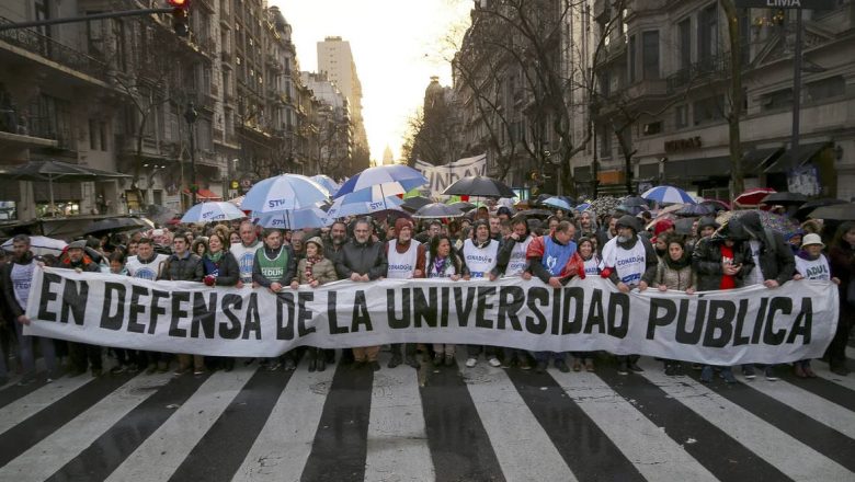 Paran docentes universitarios por tres días