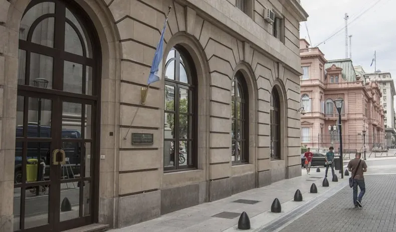 Lluvia de amparos y preocupación en la Justicia por el DNU de la SIDE