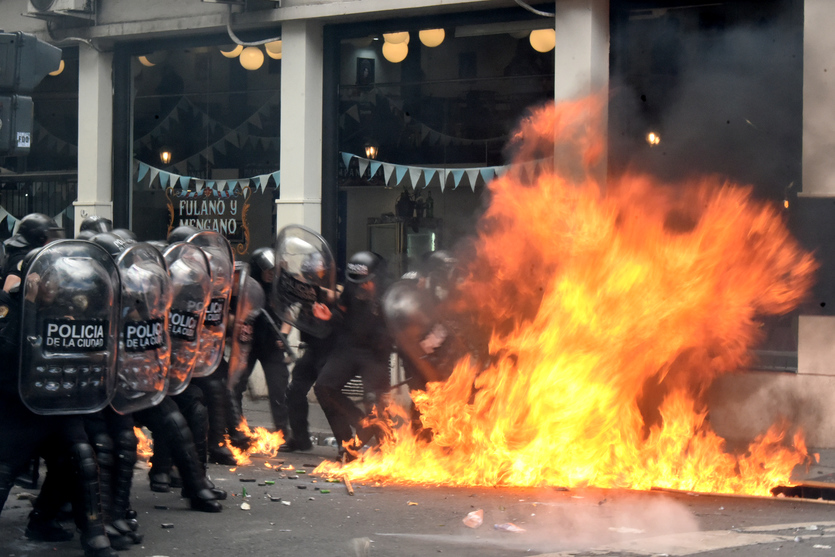 Media sanción para la reforma laboral: marchas, huelgas, represión y resistencia
